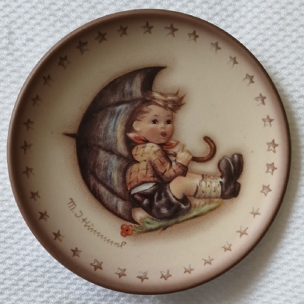 Vintage Decorative Mimi Plate with Child and Umbrella